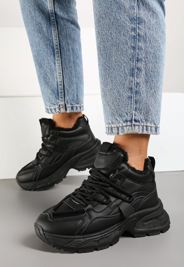 Born2be - Czarne Sneakersy na Grubej Podeszwie z Futrzaną Wyściółką Miada. Okazja: na co dzień. Kolor: czarny. Materiał: futro. Obcas: na obcasie. Wysokość obcasa: niski