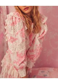 LOVE SHACK FANCY - Mini sukienka z elementami koronki Santorini. Typ kołnierza: kołnierz z falbankami. Kolor: biały. Materiał: koronka. Wzór: koronka. Styl: klasyczny. Długość: mini #6