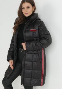 Born2be - Czarna Kurtka Pikowana z Lampasami i Kapturem Hina. Kolor: czarny. Sezon: zima. Styl: elegancki #1