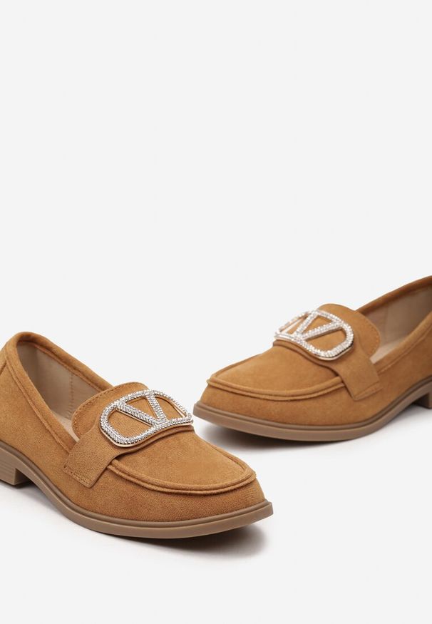 Renee - Brązowe Mokasyny Ozdobione Klamerką i Cyrkoniami z Ekozamszu Ahira. Kolor: brązowy. Wzór: aplikacja. Styl: retro, boho, vintage