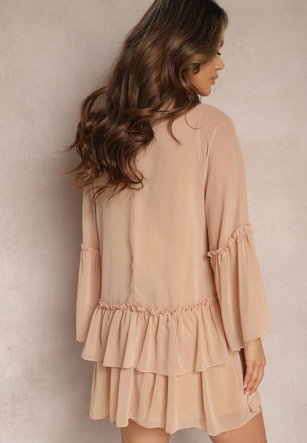 Renee - Beżowa Sukienka Rozkloszowana Mini z Falbanką i Cyrkoniami przy Szyi Felicerna. Kolor: beżowy. Wzór: aplikacja. Długość: mini