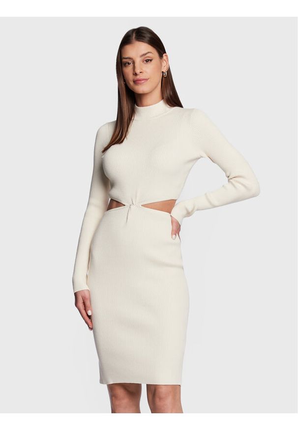 Guess Sukienka dzianinowa W3RK26 Z2YN2 Écru Slim Fit. Materiał: syntetyk