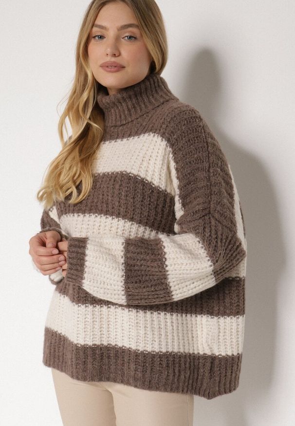 Born2be - Brązowy Golf z Wełną i Wiskozą w Paski Monisea. Okazja: na co dzień. Typ kołnierza: golf. Kolor: brązowy. Materiał: wełna, wiskoza. Wzór: paski. Styl: casual, klasyczny