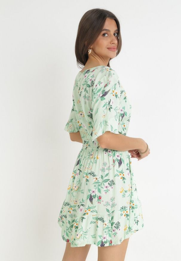 Born2be - Jasnozielona Rozkloszowana Sukienka Mini z Wiskozy z Gumką w Pasie Sorrail. Kolor: zielony. Materiał: wiskoza. Sezon: lato. Długość: mini