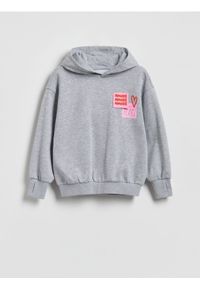 Reserved - Bluza z aplikacją na plecach - jasnoszary. Kolor: szary. Materiał: bawełna, dzianina. Wzór: aplikacja #1