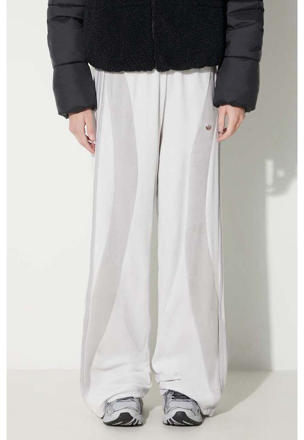 adidas Originals spodnie dresowe kolor szary wzorzyste. Stan: podwyższony. Kolor: szary. Materiał: dresówka