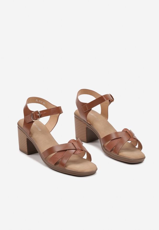 Renee - Brązowe Sandały z Przeplatanymi Paskami na Słupkowym Obcasie Tinavi. Zapięcie: pasek. Kolor: brązowy. Materiał: jeans. Sezon: lato. Obcas: na obcasie. Styl: elegancki. Wysokość obcasa: średni