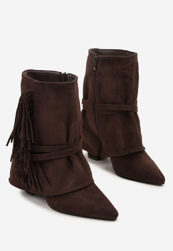 Renee - Brązowe Botki Boho z Cholewką Imitującą Nogawkę i Frędzlami Zaslie. Okazja: na imprezę, na co dzień. Kolor: brązowy. Materiał: jeans, skóra. Szerokość cholewki: normalna. Obcas: na obcasie. Styl: boho. Wysokość obcasa: średni