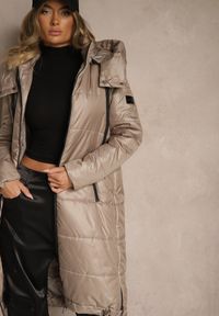 Renee - Ciemnobeżowa Kurtka z Pikowanymi Przeszyciami i Ściągaczami po Bokach Balinne. Okazja: na co dzień, na spacer. Kolor: beżowy. Materiał: jeans. Styl: casual #4