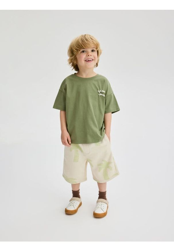 Reserved - Bawełniane szorty z nadrukiem - kremowy. Kolor: kremowy. Materiał: bawełna. Wzór: nadruk