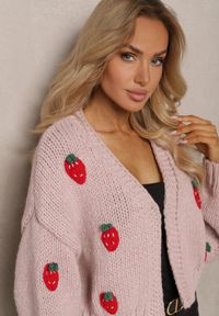 Renee - Różowy Krótki Kardigan Bez Zapięć Zdobiony Aplikacjami z Truskawkami Invalina. Kolor: różowy. Długość rękawa: długi rękaw. Długość: krótkie. Wzór: aplikacja. Styl: klasyczny #3