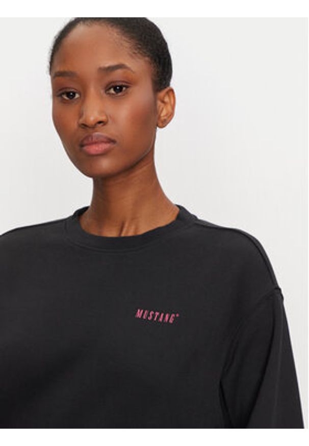 Mustang Bluza Aberdeen 1015466 Czarny Regular Fit. Kolor: czarny. Materiał: bawełna