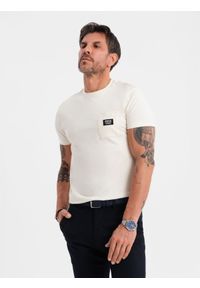 Ombre Clothing - Męski casualowy t-shirt z naszywką na kieszeni – kremowy V8. Okazja: na co dzień. Kolor: kremowy. Materiał: guma, skóra, jersey, bawełna. Wzór: aplikacja. Styl: casual #5