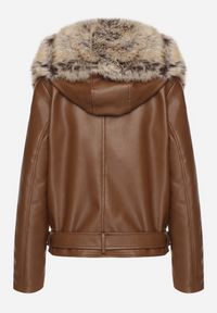 Born2be - Brązowa Kurtka Ramoneska z Odpinanym Kapturem i Futrem Aplonna. Kolor: brązowy. Materiał: futro. Sezon: zima, jesień. Styl: klasyczny #7