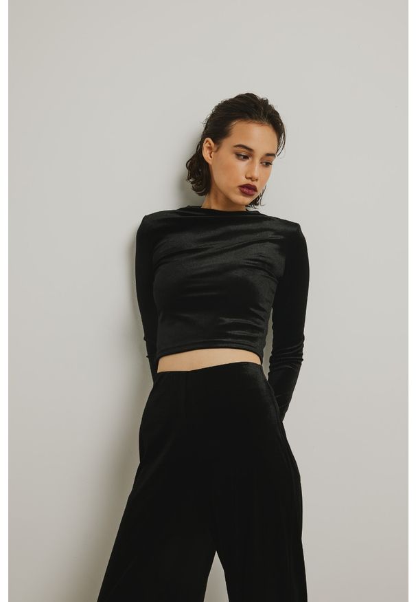 Marsala - Krótki top z poduszkami z weluru w kolorze BLACK VELVET - MATARO-S. Materiał: welur. Długość rękawa: długi rękaw. Długość: krótkie. Styl: elegancki