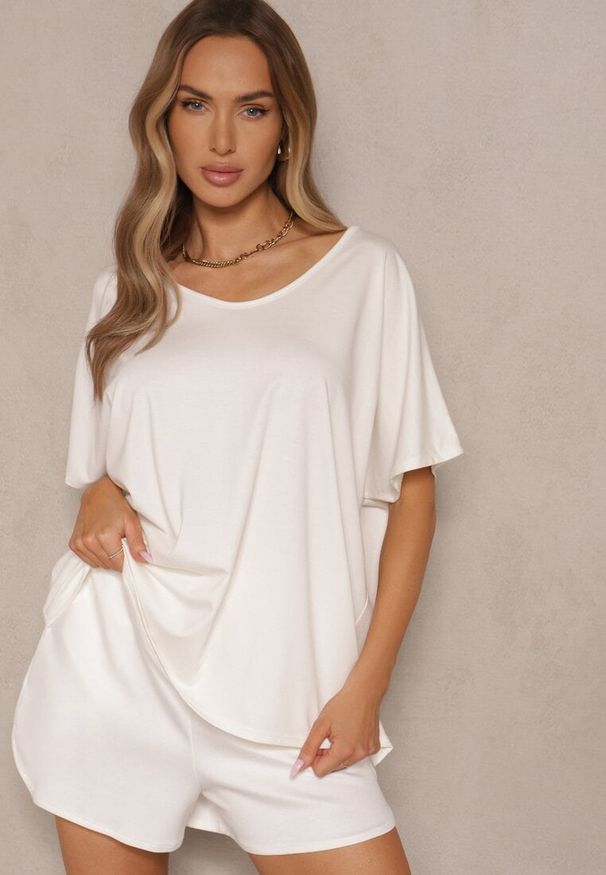 Renee - Biały T-shirt z Wiskozą w Stylu Nietoperza Liofala. Okazja: na co dzień. Kolor: biały. Materiał: wiskoza. Styl: casual, elegancki
