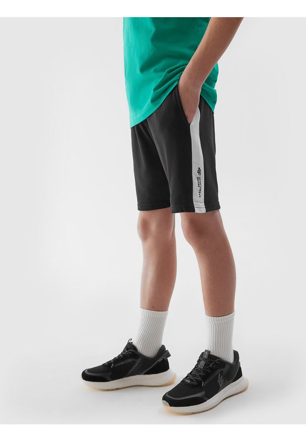 4f - 4F Spodenki dresowe chłopięce - głęboka czerń 122 (6-7 lat). Okazja: na co dzień. Kolor: czarny. Materiał: dresówka. Długość: krótkie. Wzór: gładki, ze splotem. Sezon: lato. Styl: casual, sportowy