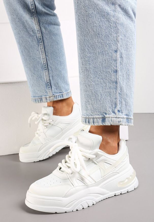 Renee - Białe Sneakersy na Grubej Podeszwie z Szerokim Wiązaniem Iniestra. Okazja: na co dzień. Kolor: biały