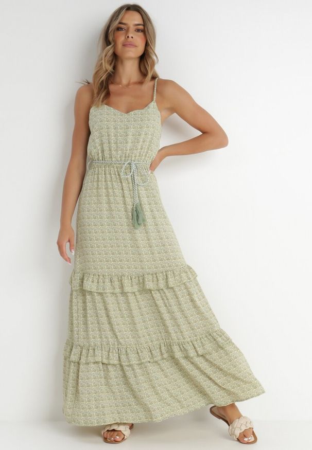 Born2be - Zielona Sukienka Darcy. Okazja: na co dzień. Typ kołnierza: kołnierz z falbankami. Kolor: zielony. Długość rękawa: na ramiączkach. Wzór: aplikacja. Sezon: lato. Styl: casual. Długość: maxi