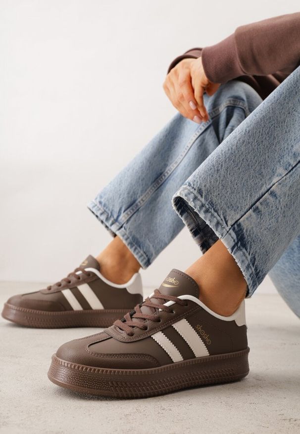 Renee - Brązowe Sneakersy Sportowe VICES z Ozdobnymi Paskami i Przeszyciami Wenilan. Zapięcie: pasek. Kolor: brązowy. Materiał: jeans. Wzór: paski