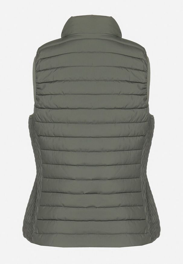 Born2be - Ciemnozielona Pikowana Kamizelka ze Stójką i Zasuwanymi Kieszeniami Lorenith. Typ kołnierza: kołnierzyk stójkowy. Kolor: zielony. Materiał: jeans. Styl: elegancki