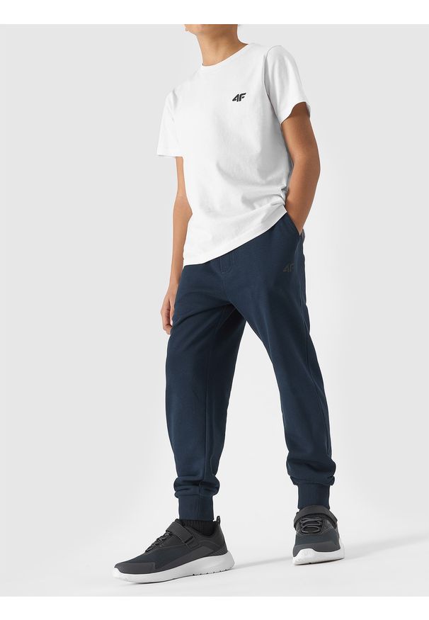 4f - 4F Spodnie dresowe joggery chłopięce - granatowe 164 (13-14 lat). Okazja: na co dzień. Kolor: niebieski. Materiał: dresówka. Wzór: ze splotem, gładki. Sezon: lato. Styl: sportowy, casual