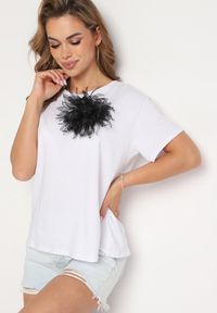 Born2be - Biały Bawełniany T-shirt z Broszką Kwiatem Heloa. Okazja: na co dzień. Kolor: biały. Materiał: bawełna. Wzór: kwiaty. Styl: casual, elegancki