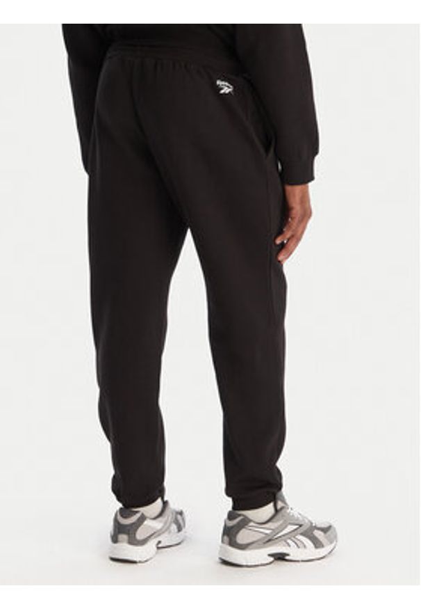 Reebok Spodnie dresowe Walker RK25149CCM Czarny Regular Fit. Kolor: czarny. Materiał: syntetyk
