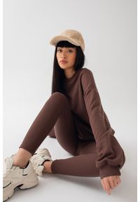 Marsala - Legginsy damskie z prążkowanej dzianiny w kolorze CACAO BROWN - HIPS-M. Okazja: na co dzień. Materiał: prążkowany, dzianina. Styl: casual, sportowy