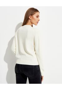 Kenzo - KENZO - Wełniany sweter z logo. Kolor: beżowy. Materiał: wełna. Długość rękawa: długi rękaw. Długość: długie. Wzór: aplikacja, kolorowy. Sezon: wiosna. Styl: klasyczny #4