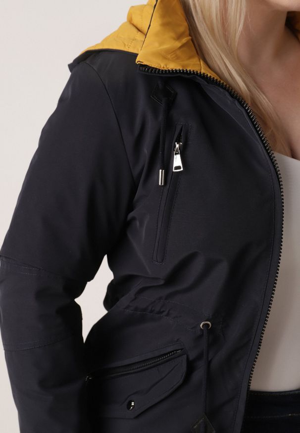 Born2be - Granatowo-Żółta Przejściowa Kurtka Dwustronna o Kroju Parki z Pikowaniem Wewnątrz Zidelle. Typ kołnierza: kaptur. Kolor: niebieski. Materiał: jeans, poliester. Styl: sportowy