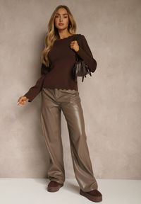 Renee - Brązowy Sweter z Wiskozą i Ozdobną Falbanką Mevidella. Okazja: na co dzień. Kolor: brązowy. Materiał: wiskoza. Styl: casual, klasyczny #2