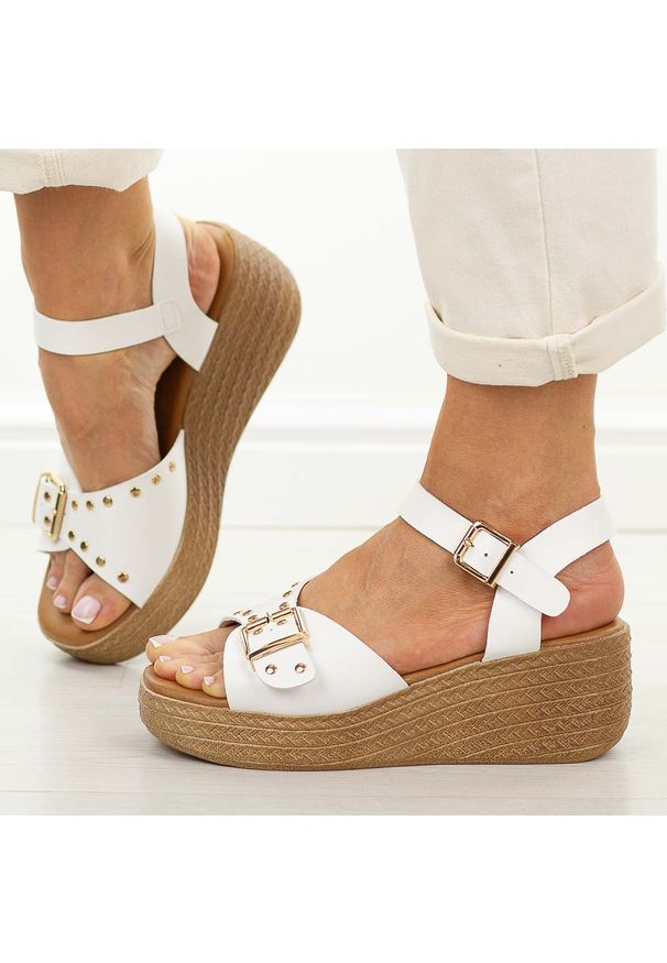 Białe sandały damskie na koturnie Sergio Leone Sk067H. Okazja: na co dzień. Zapięcie: sprzączka. Kolor: biały. Materiał: skóra. Sezon: wiosna, lato. Obcas: na koturnie. Styl: casual, klasyczny, elegancki