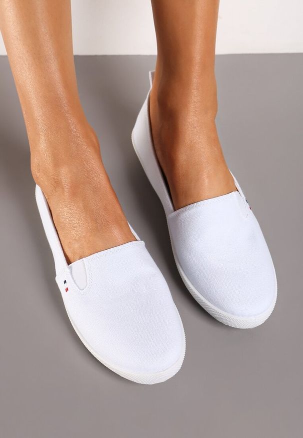 Born2be - Białe Klasyczne Wsuwane Tenisówki na Płaskiej Podeszwie Glariella. Zapięcie: bez zapięcia. Kolor: biały. Materiał: jeans, materiał. Sezon: jesień, wiosna. Obcas: na płaskiej podeszwie. Styl: klasyczny