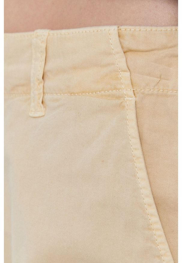 Pepe Jeans Szorty JUNIE damskie kolor beżowy gładkie medium waist. Okazja: na co dzień. Kolor: beżowy. Materiał: materiał. Wzór: gładki. Styl: casual