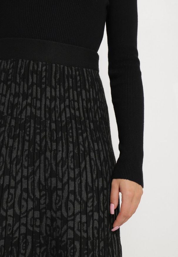 Born2be - Czarna Rozkloszowana Spódnica Maxi z Wiskozy Sorvin. Kolor: czarny. Materiał: wiskoza