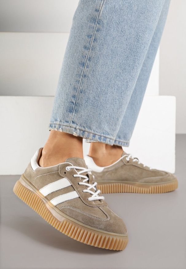 Renee - Ciemnobeżowe Sneakersy Tenisówki z Wkładką ze Skóry Naturalnej Ozdobione Tłoczeniem Meluella. Okazja: na co dzień, na spacer. Kolor: beżowy. Materiał: skóra. Szerokość cholewki: normalna. Wzór: aplikacja. Sport: turystyka piesza
