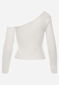 Renee - Biała Bluzka z Wiskozy o Asymetrycznym Kroju z Aplikacją 3D z Kwiatem Cheleta. Okazja: na imprezę. Kolor: biały. Materiał: wiskoza. Wzór: kwiaty, aplikacja #2