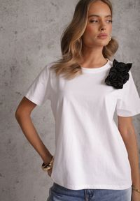 Renee - Biało-Czarny Bawełniany T-shirt o Klasycznym Kroju z Kwiatowymi Aplikacjami 3D Morgane. Okazja: do pracy. Kolor: biały. Materiał: bawełna. Wzór: kwiaty, aplikacja. Styl: klasyczny #1