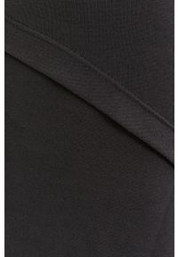 Answear Lab Sukienka kolor czarny mini dopasowana. Okazja: na urodziny. Kolor: czarny. Materiał: dzianina. Wzór: gładki. Typ sukienki: dopasowane. Styl: wakacyjny. Długość: mini #3