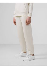 4f - Spodnie dresowe joggery damskie. Kolor: biały. Materiał: dresówka