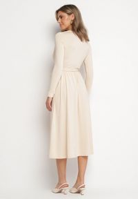 Born2be - Jasnobeżowa Sukienka Kopertowa z Wiskozą Wiązana w Talii Drestalia. Okazja: na co dzień. Typ kołnierza: dekolt w kształcie V. Kolor: beżowy. Materiał: wiskoza. Długość rękawa: długi rękaw. Typ sukienki: kopertowe. Styl: casual, klasyczny #6