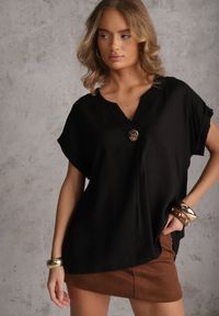 Renee - Czarna Bluzka z Lnem i Wiskozą o Nietoperzowym Kroju z Krótkim Rękawem Herira. Okazja: na co dzień. Typ kołnierza: dekolt w serek. Kolor: czarny. Długość: krótkie. Wzór: aplikacja. Materiał: wiskoza, len. Długość rękawa: krótki rękaw. Sezon: lato. Styl: casual, elegancki #1