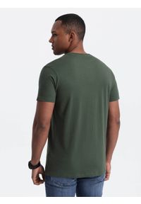 Ombre Clothing - Casualowy męski t-shirt z naszywką na kieszeni – ciemnooliwkowy V4. Okazja: na co dzień. Kolor: oliwkowy. Materiał: guma, skóra, jersey, bawełna. Wzór: aplikacja. Styl: casual #6