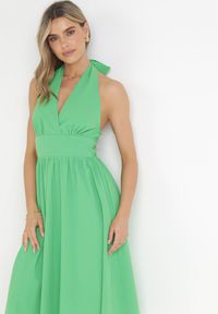 Born2be - Zielona Rozkloszowana Sukienka z Wiązaniem na Szyi Nosalae. Kolor: zielony. Typ sukienki: kopertowe #4
