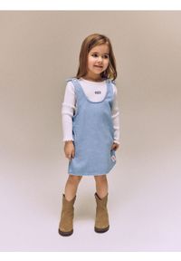 Reserved - Jeansowa sukienka z szelkami - jasnoniebieski. Kolor: niebieski. Materiał: jeans #1