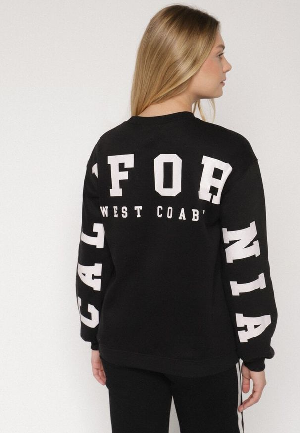 Born2be - Czarna Ocieplana Bluza z Bawełną i Napisem z Tyłu Fezanda. Okazja: na co dzień. Kolor: czarny. Materiał: bawełna. Wzór: napisy. Styl: klasyczny, casual, elegancki