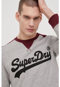 Superdry bluza męska kolor szary z aplikacją. Okazja: na co dzień. Kolor: szary. Wzór: aplikacja. Styl: casual