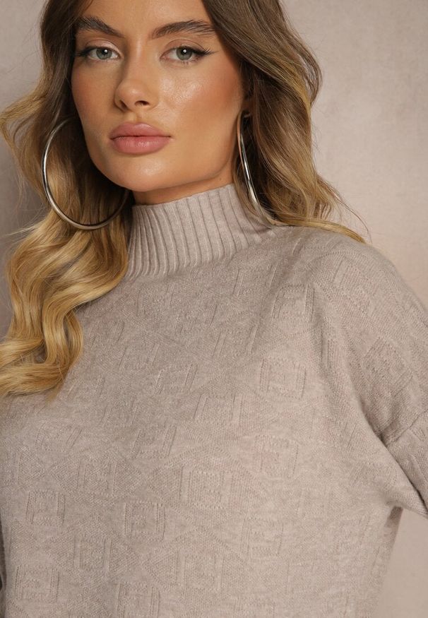 Renee - Beżowy Golf Sweter z Tłoczeniem i Ściągaczami Melovira. Typ kołnierza: golf. Kolor: beżowy. Sezon: zima