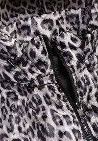 Born2be - Biała Kurtka Przejściowa w Panterkę z Odpinanym Kapturem Antolea. Kolor: biały. Materiał: poliester, jeans. Wzór: motyw zwierzęcy. Styl: klasyczny #5